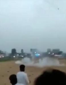 印度大规模骚乱致12死，民众扔炸弹炮火连天！