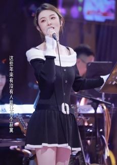 网红小姐姐「小柴柴」甜美穿搭翻唱《后来》 歌声一起你有没有想起了谁?