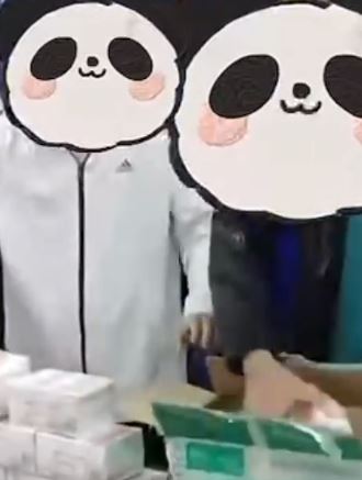 乘客酒后100万现金落出租车 的哥拾金不昧交到派出所