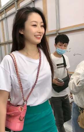 漂亮小姐姐发短视频 旁边大哥看傻眼