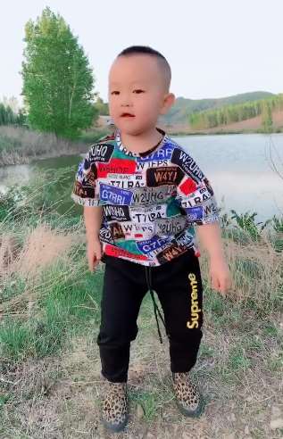 这么小的萌娃表演的有模有样，敢问这舞是跟谁学的？