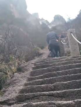 登临黄山天都峰欣赏险峻美景