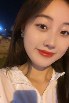 郑州小姐姐「奈慧儿」化精致妆容夜晚户外随拍  网友:我又相信爱情了