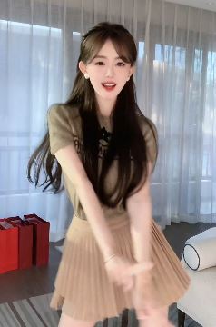 文静小姐姐「章若yu」穿迷你小短裙居家浅跳 搞笑配文:人生苦短所以笑吧 趁你现在还有牙
