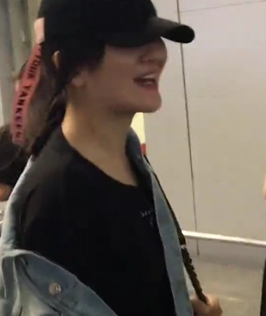 谢娜的粉丝竟然让她助理给签名，看看娜姐的反应。