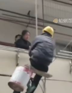 工人悬2楼作业被老人拿棍殴打险坠落