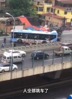 贵阳一货车追尾公交 乘客跳窗逃生