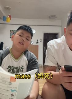 儿子练习英语,一旁爸爸称你英语的发言像是灭门啊!