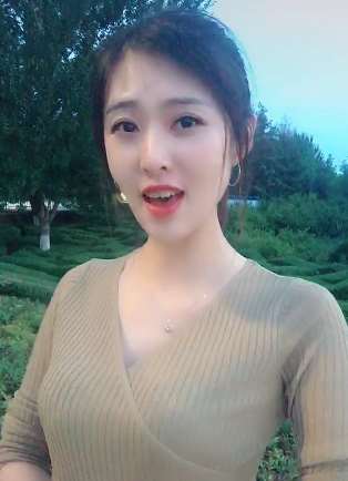 肤白貌美一姑娘，身材更是没得说