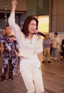 美女街头翻唱《浪子闲话》不输原唱，我饮过风咽过沙浪子无钱逛酒家！