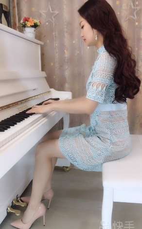 美女钢琴演奏《千千阙歌》，弹的很好听，能唱的话会更好！