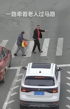 天津一老年盲人过马路迷失方向 等灯车主下车助其通过