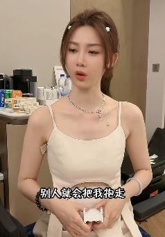 车模「张芮尔」搞笑玩对口型，我不敢说话，怕被抱走！