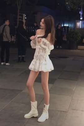 长腿小姐姐想热舞一翻 有些尴尬害羞