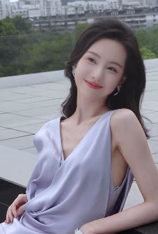 陈都灵穿紫色露背缎面长裙分享日常好状态