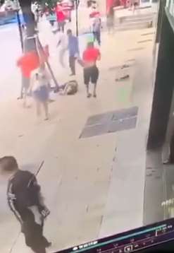 重庆一行人被19楼掉落空调外机砸中身亡 警方已介入