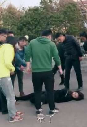 搞笑：美女晕倒在地，小伙是在施救还是在乞讨呢？