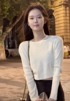 甜美小姐姐「你好晃晃」露腰穿搭分享夜晚街头随拍 网友:美的诛心