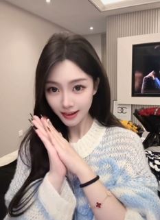 好看女主播「Nabb」穿漂亮毛衣居家跳手势舞,如此甜妹谁不爱?