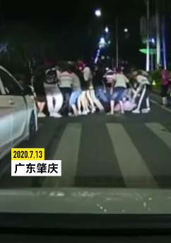 广东一女子被卷车底 10余路人合力抬车救人