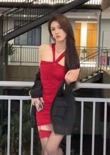 模特小姐姐「小蔡悦」红色美裙配黑丝身材 网友:渴望拥有