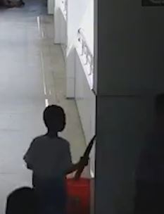 2学生树林内挖出炮弹送校长办公室