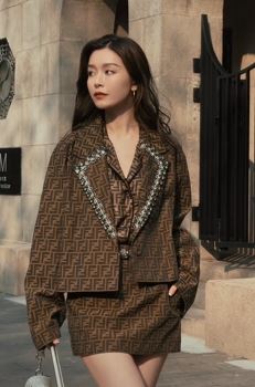 演员文咏珊分享街头漫步vlog，配文：感受冬日暖阳