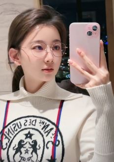 文静小姐姐「糖小蒜」带眼镜居家玩自拍 网友：这闺女气质不凡