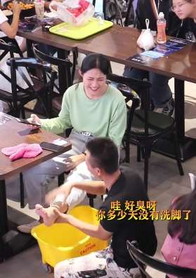 男子恶搞小姐姐：吃饭免费送足疗服务！