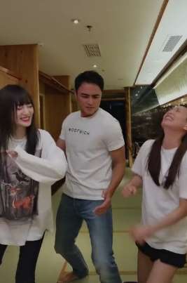 张庭、李小璐与明道同框跳舞