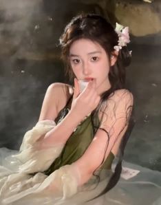 网红小姐姐「黄玉瑶」穿古装上演水中湿身诱惑 网友：高配版刘亦菲