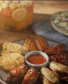 美食：看着就流口水的鸡翅拼盘，搭配水果茶，满满的幸福！