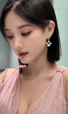演员李一桐分享新剪的短发造型,搭配性感美裙女人味十足!