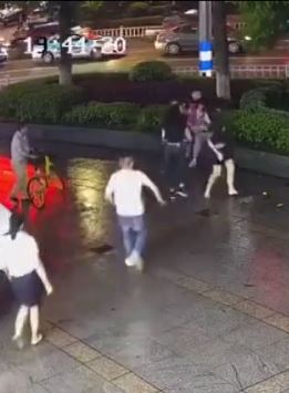 温州一男子当街行凶被路人制止