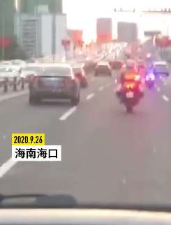 救护车转诊危重症患儿遇堵 交警开辟一条生命通道