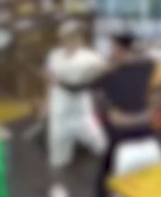 摊贩冲进烤肉店后厨拿菜刀伤人反被店主夺刀制服