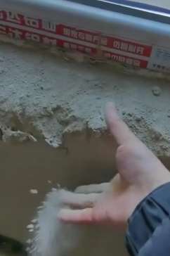 兰州一业主投诉安置房质量太差不敢居住，水泥一抠就掉