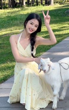网红小姐姐「潘敏」穿时尚美裙牵小羊户外游玩 网友:活的还不如一只羊