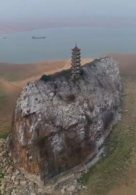 江西鄱阳湖鞋山岛现半"雪山"半树林奇观