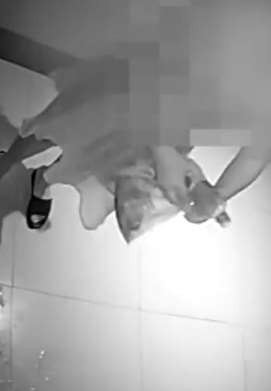 四川一女子不满楼上住户小孩吵闹向其门口倒垃圾