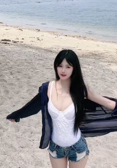 漂亮小姐姐「熊大小姐」性感穿搭海滩热舞 网友:还是这么耐看