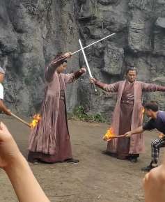 拍戏时演员身上着火是真的吗？看完这段视频你就明白了！