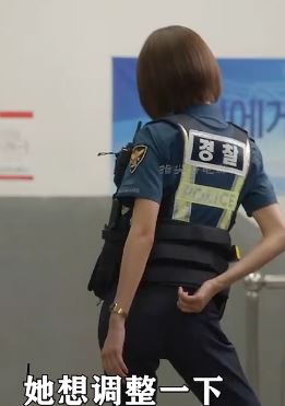 韩剧《陌生人》解说：女孩穿丁字裤上班遇尴尬，不时调整位置被发现！