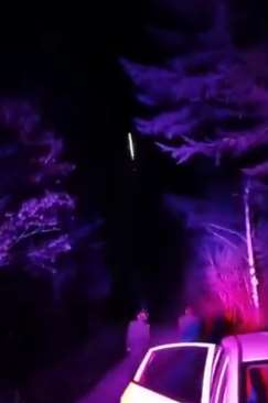 夫妻进山采野菜失联 民警路边放烟花指路