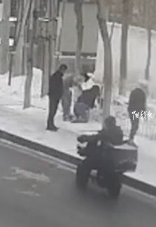 女子低血糖路边晕倒 路过武警暖心求助