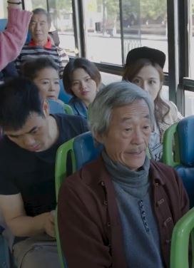 陈翔六点半:大爷着急抢座发生尴尬一幕,下一秒全车人都着急下车!