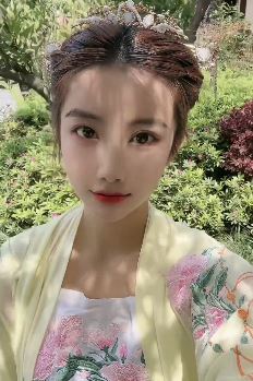 大眼小姐姐「医一」穿古装分享户外游玩log 网友:过分了哈,那么好看