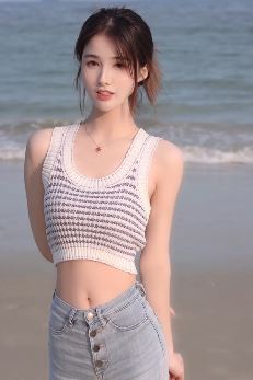 小姐姐「青菜」清凉打扮海边游玩,配文:你是愿意每天开心一点,还是我对你动心一点?