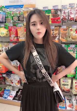 搞笑短视频：美女去买冰激凌，冰激凌没买着却丢了5块钱！