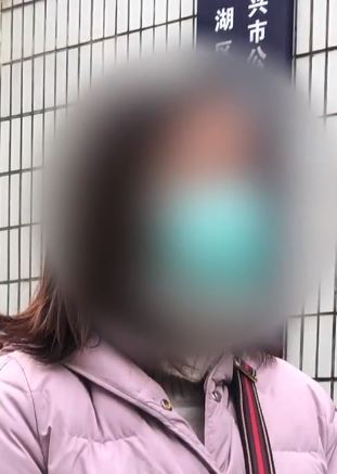 浙江一女子拿手机给孩子上网课 不料被拿来给游戏充值